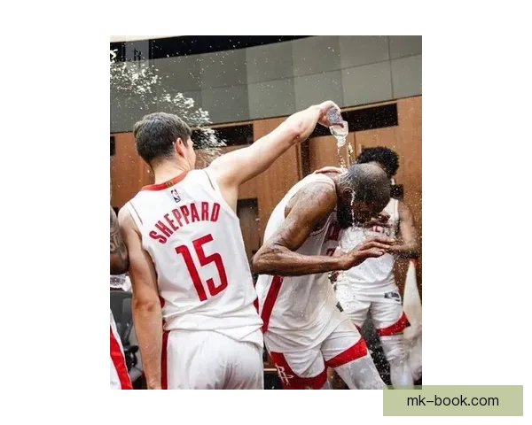 开心庆祝！火箭队更衣室泼水祝贺杜兰特 乌度卡将比赛用球交给阿杜